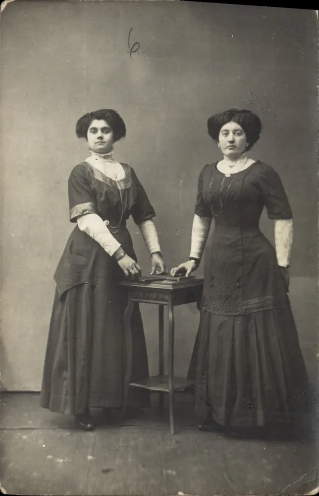 Duas jovens mulheres — estúdio fotográfico — sem editor ou número visível - Frente