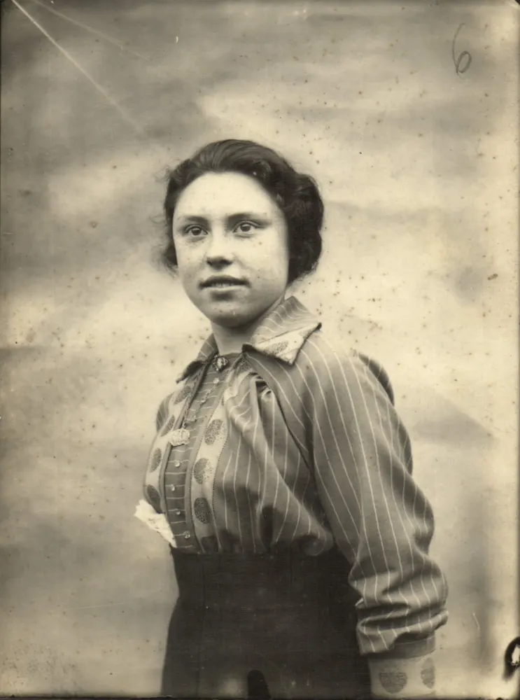 Jovem mulher — retrato de estúdio — cerca de 1910 - Frente