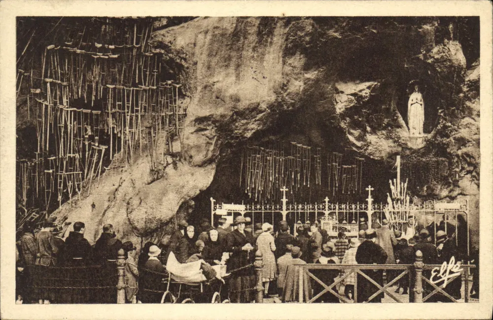 Gruta de Lourdes — Interior da Gruta Milagrosa — Editor Lourdes Hautes-Pyrénées, n° 294 - Frente