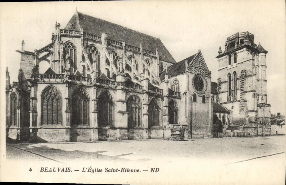 Beauvais — A Igreja de São Etienne — ND - Frente