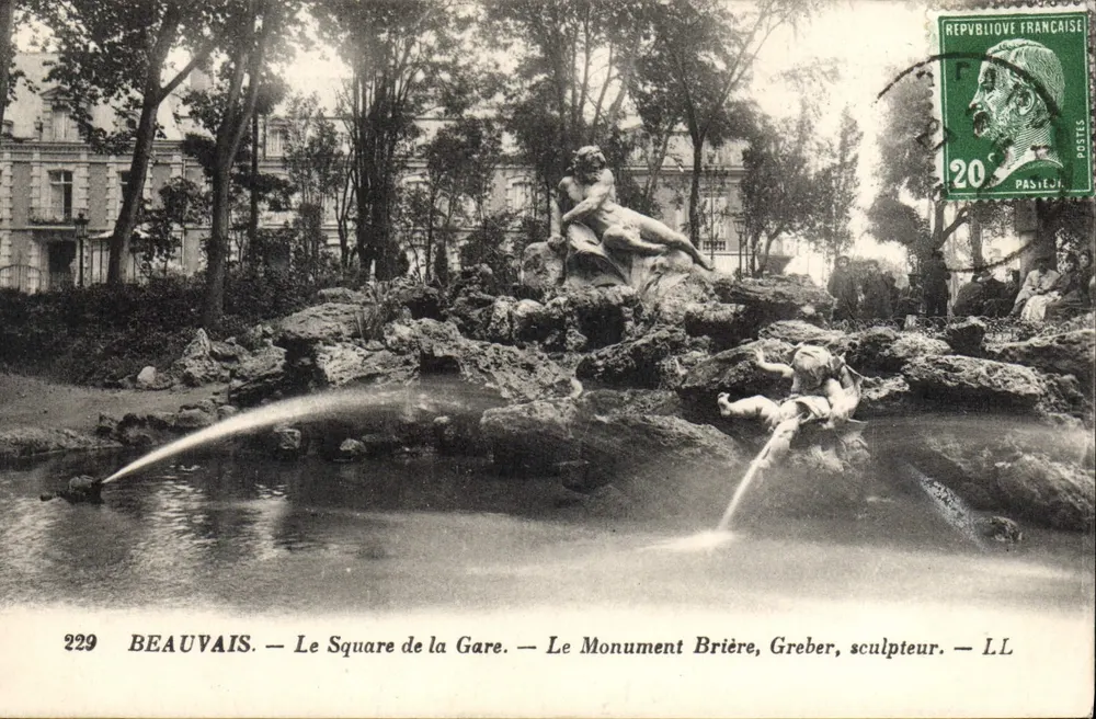 Beauvais — Square de la Gare — Der Brière-Brunnen, Greber, Bildhauer — LL - Vorderseite