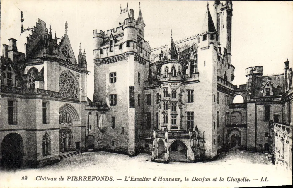 Schloss PIERREFONDS — Die Ehrenstiege, der Bergfried und die Kapelle — LL - Vorderseite