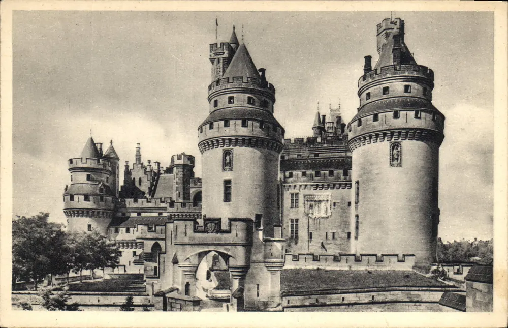 Château de Pierrefonds — Türme von Julius Caesar und Karl dem Großen — Serv. Commercial Monuments Historiques Gd Palais, Paris - Vorderseite
