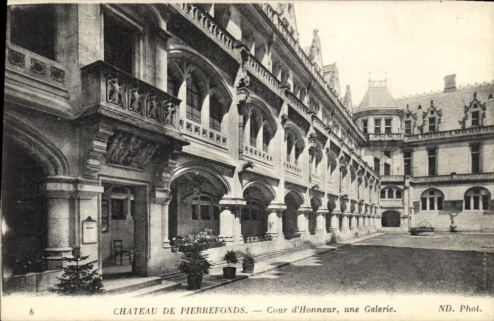 Schloss Pierrefonds — Cour d'Honneur, eine Galerie — ND. Fotografie - Vorderseite