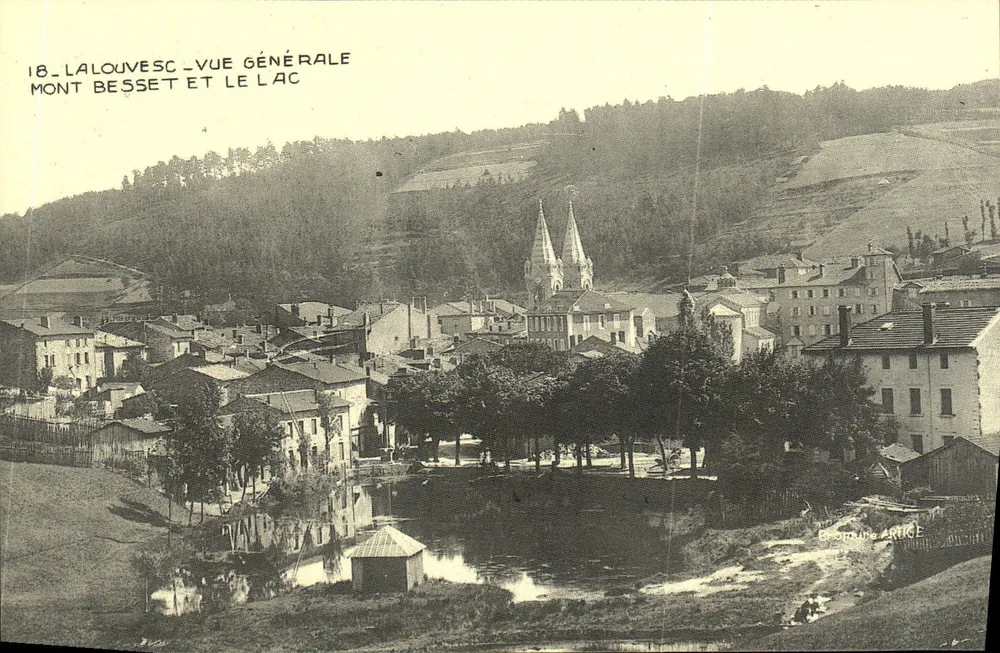 La Louvesc — Allgemeiner Blick, Mont Besset und der See — Chromoline Artige - Vorderseite