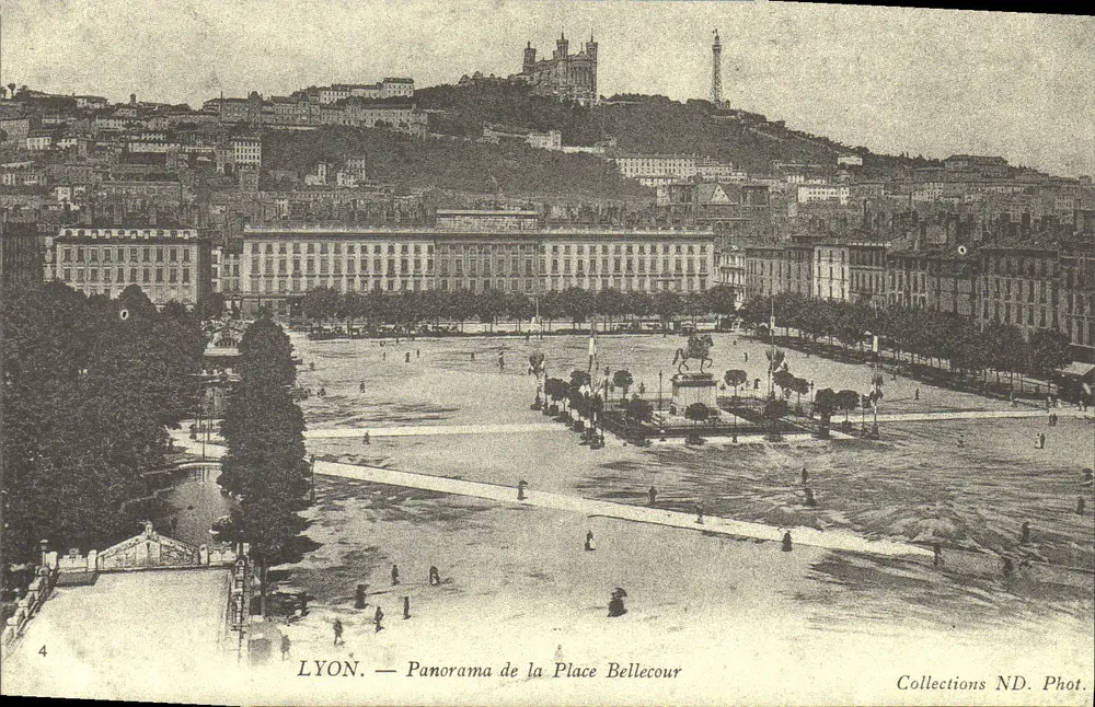 LYON — Panorama da Place Bellecour — Collections ND. Phot. - Frente