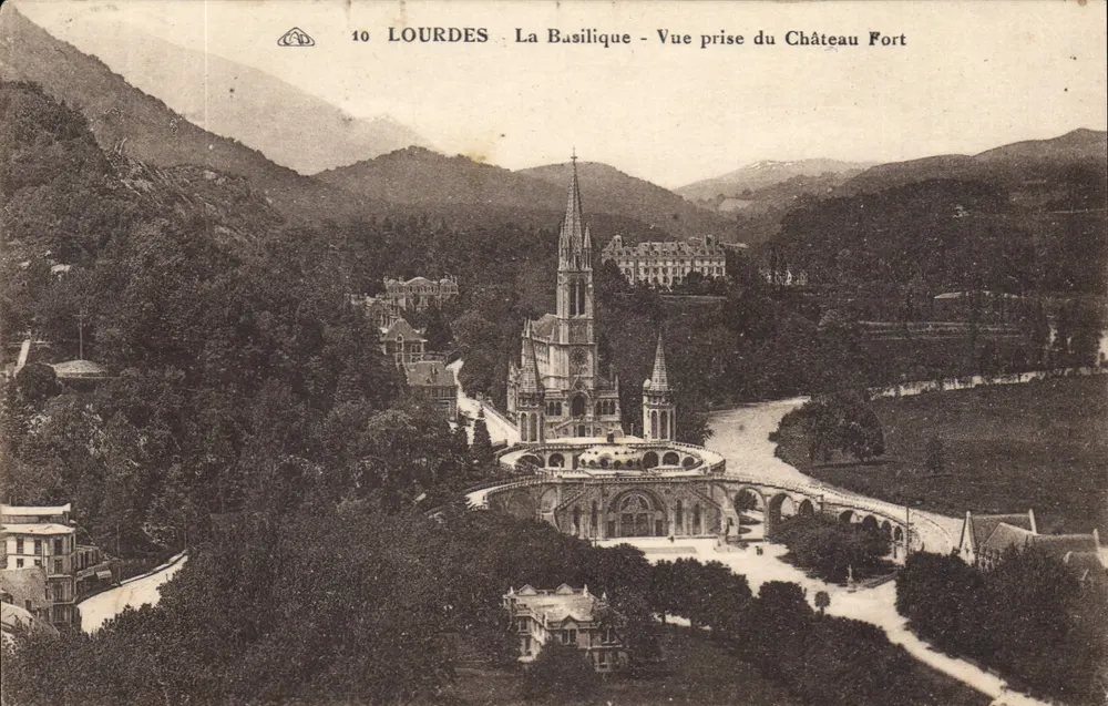 Lourdes - Die Basilika - Ansicht vom Festungsschloss - Vorderseite