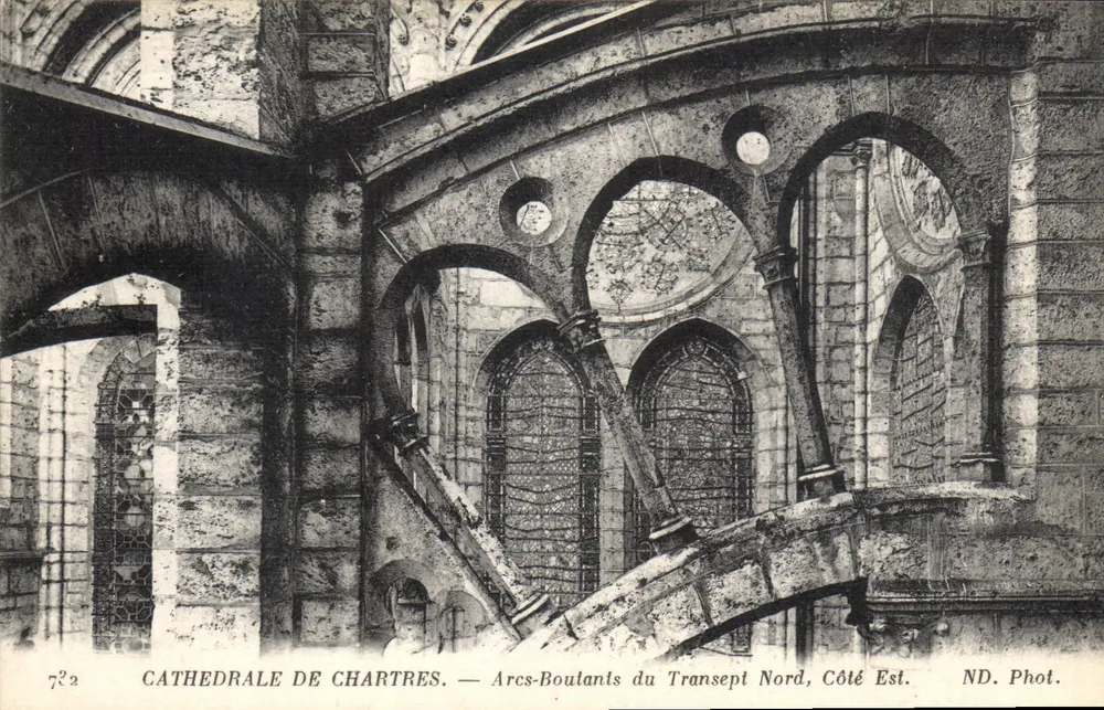 Kathedrale von Chartres — Kuppelbögen des nördlichen Querbaus, Ostseite — ND. Phot. - Vorderseite