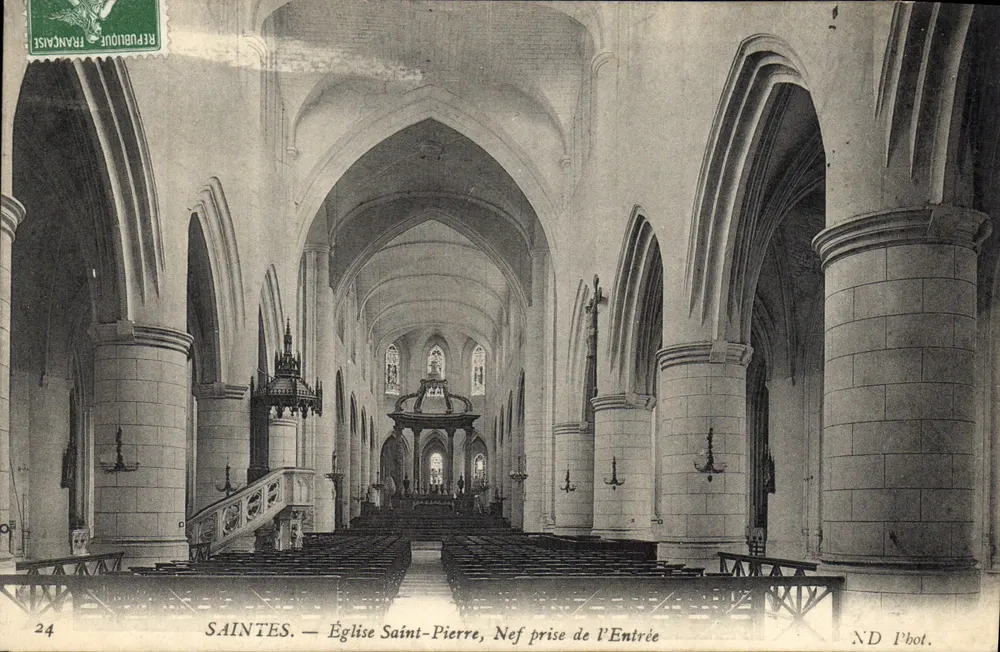 Saintes — Kirche Saint-Pierre, Nave von der Eingangseite — ND Pbot. - Vorderseite