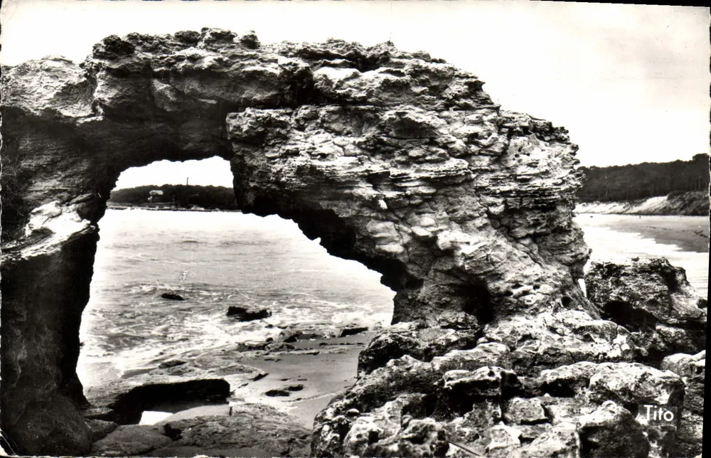 La Roche Percée — Saint-Palais-sur-Mer — Tito - Frente
