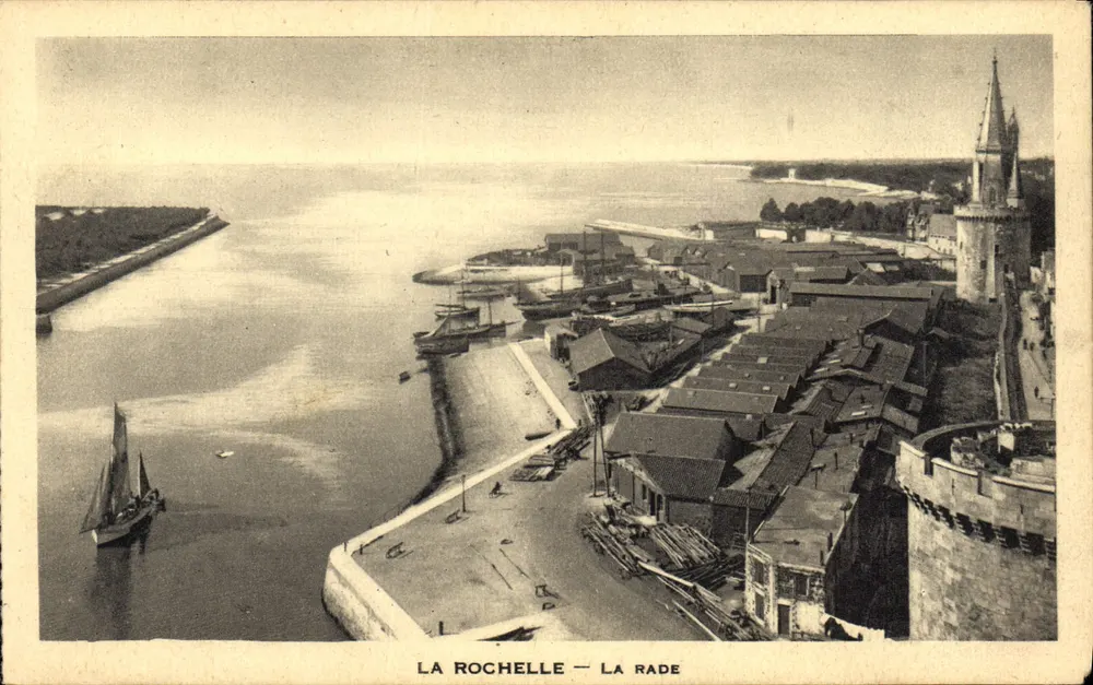 La Rochelle — La Rade — vue depuis les remparts avec la tour de la citadelle et un voilier - Frente