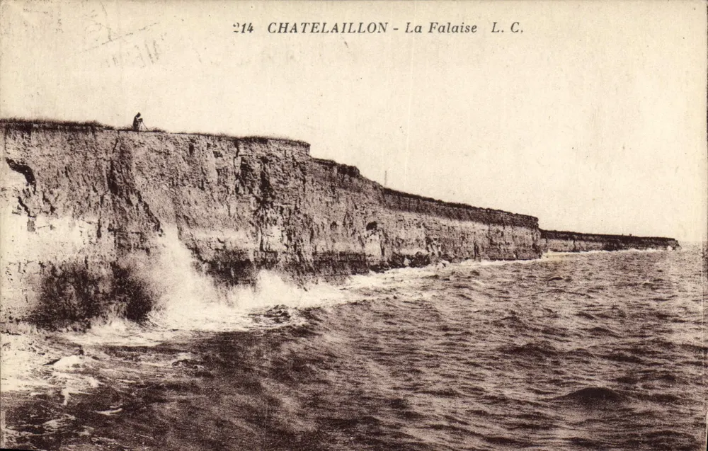 Châtelaillyon - A Falésia — vista das falésias e das ondas — L.C. n°214 - Frente