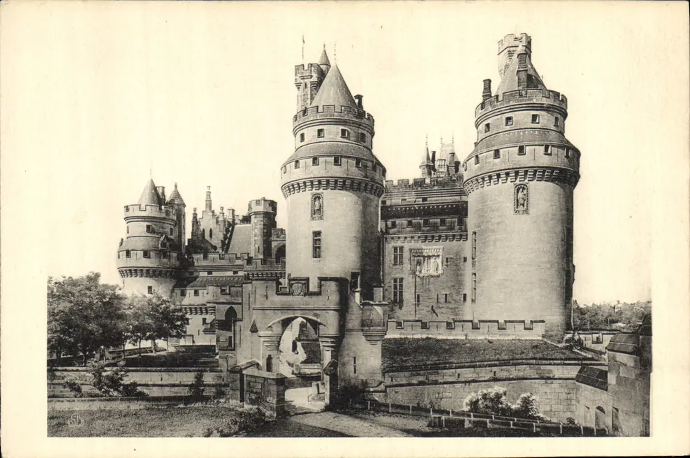 Château de Pierrefonds — Tours Jules César et Charlemagne — Édition des Monuments Historiques - Recto