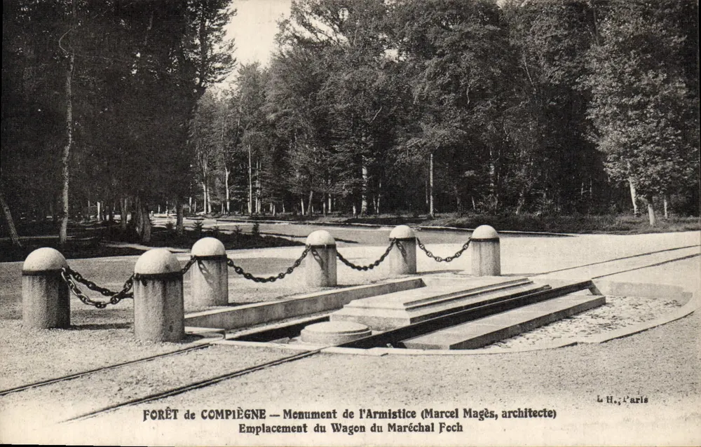 Floresta de Compiègne — Monumento da Armistício (Marcel Magès, arquiteto) — Localização do Vagão do Marechal Foch - Frente
