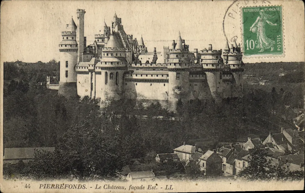 PierreFonds - O Castelo, fachada Leste - LL - Frente