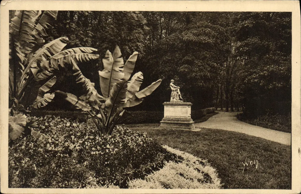 O Parque do Castelo de Compiègne — detalhe de uma estátua e de bananeiras — Edição de Arte YVON - Frente