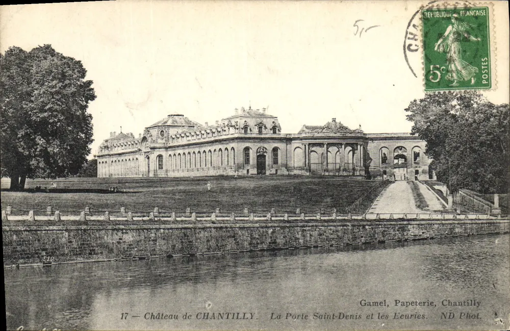 Schloss Chantilly — Die Porte Saint-Denis und die Ställe — Gamel, Papiermühle, Chantilly - Vorderseite