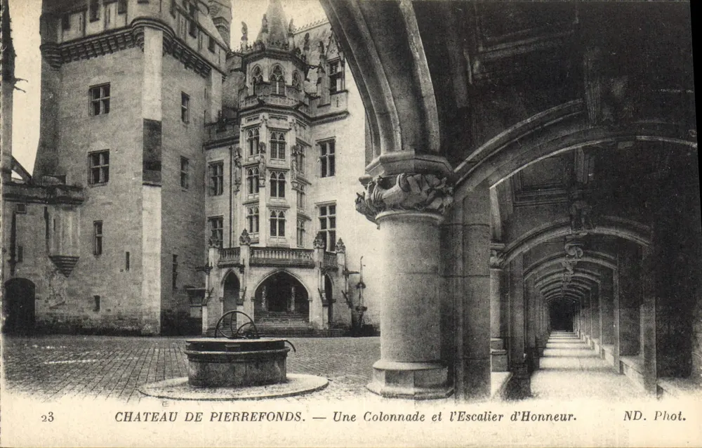 Schloss Pierrefonds — Eine Säulenreihe und die Ehrenstiege — ND. Fot. - Vorderseite