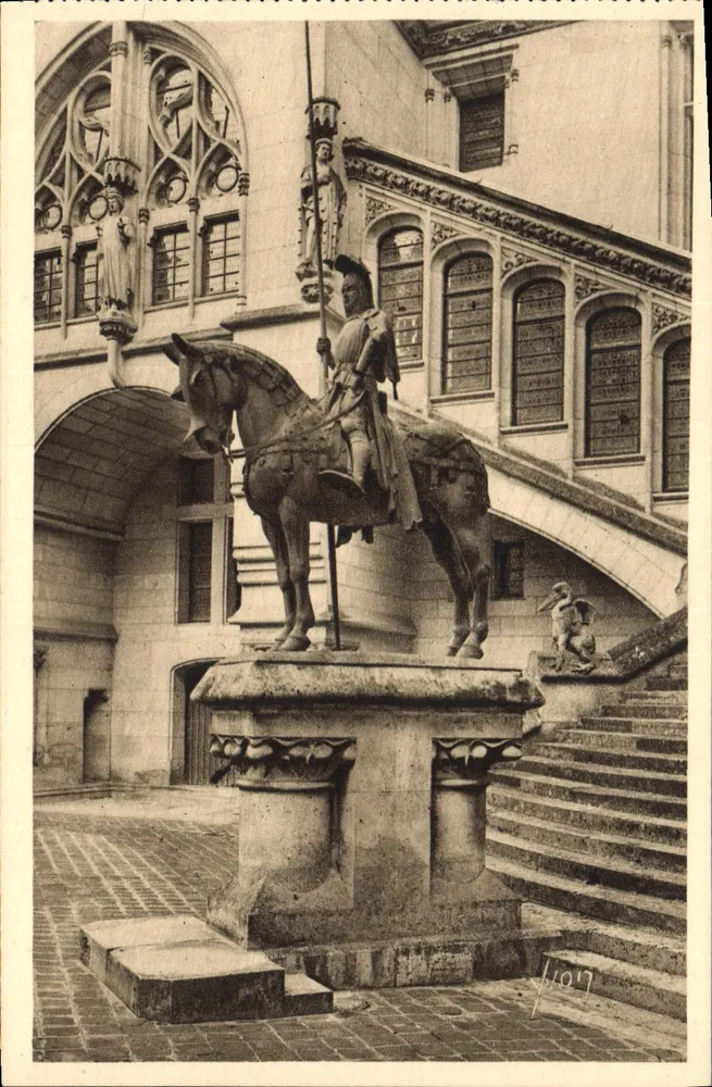 Castelo de Pierrefonds — Estátua do Duque de Orleães — Les Éditions d'Art Yvon, Paris - Frente