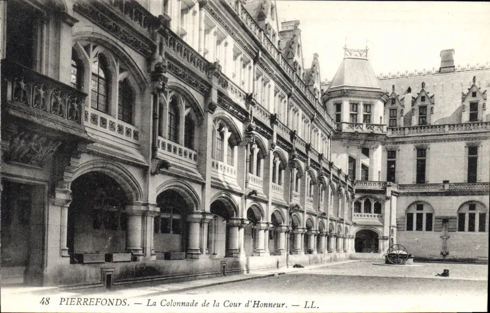Pierrefonds — A Colunata da Cour d'Honneur — LL. — n°48 - Frente