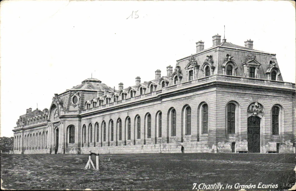 Chantilly. As Grandes Estabulagens — Vista do edifício — L.V. & Cie - Frente