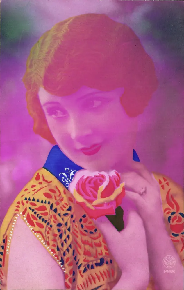 Mulher segurando uma rosa — edição KAY NOPER n°1438 - Frente
