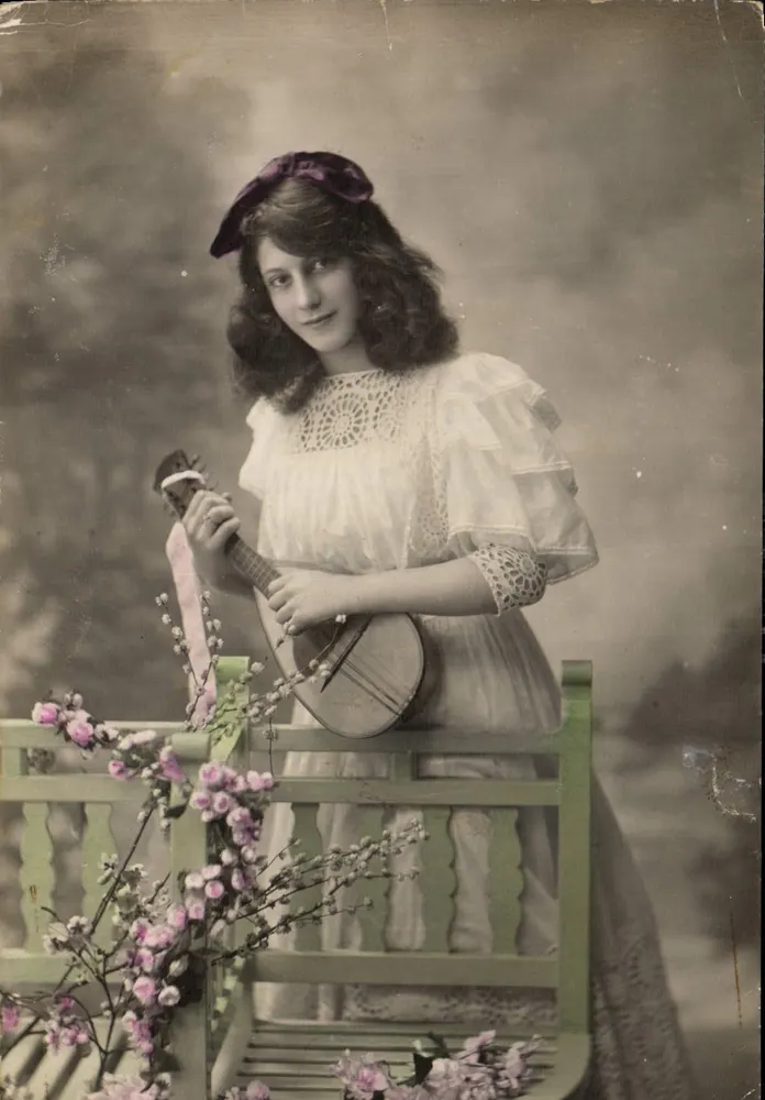Jovem mulher com mandolina — decoração de flores — União Postal Universal - Frente