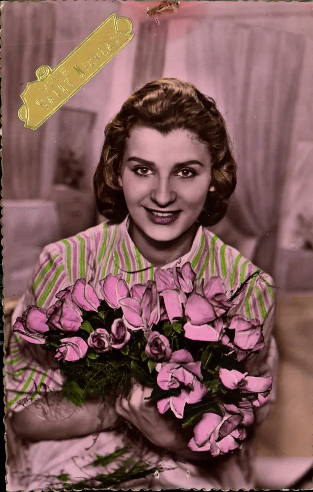 Mulher sorridente segurando um buquê de rosas — 'Viva São Nicolau' — editor Malin France, série 2074 - Frente