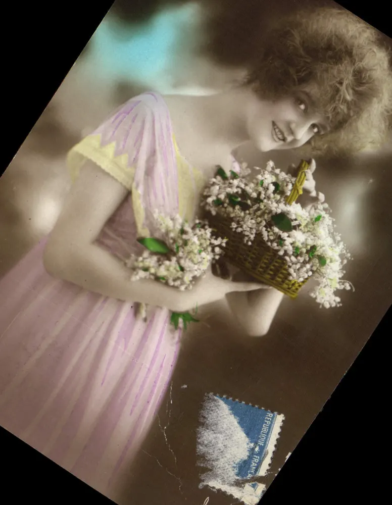 Jovem mulher em vestido rosa segurando um cesto de flores — editor não visível - Frente