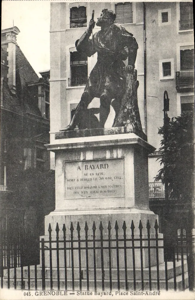 Grenoble — Estátua de Bayard, Praça Saint-André — n° 045 - Frente