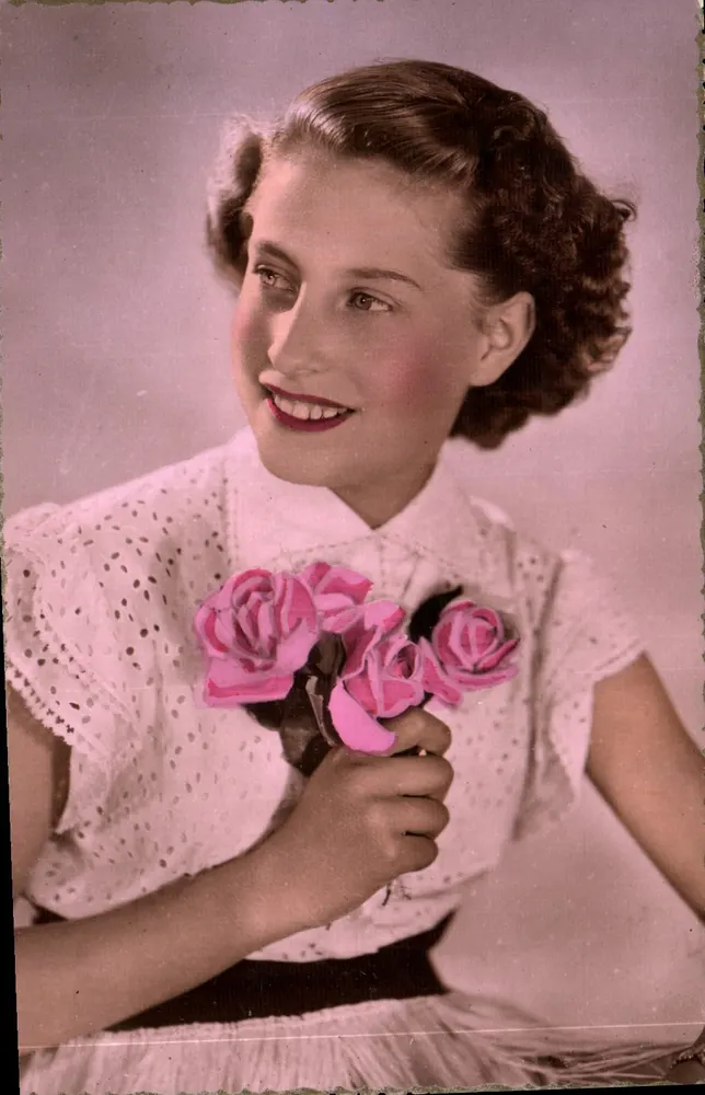 Jovem mulher sorridente — com buquê de rosas — Editor Élone, n° 1639 - Frente