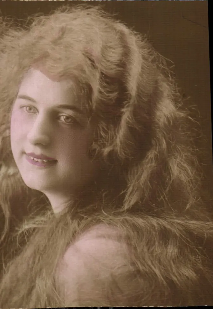 Jovem mulher com cabelos cacheados — retrato sépia — sem editor ou número visível - Frente