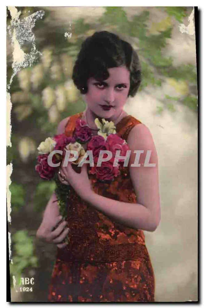 Jovem mulher com vestido estampado — segurando um buquê de rosas — ABC, 1924 - Frente
