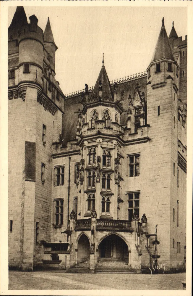 Castelo de Pierrefonds — A Escada de Honra — Les Éditions d'Art Yvonne, Paris - Frente