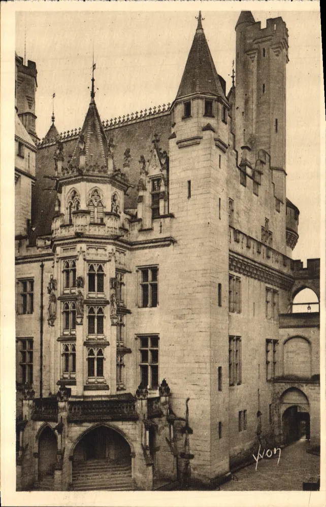 Castelo de Pierrefonds — A Entrada do Castelo — Éditions d'Art Yvon, Paris - Frente