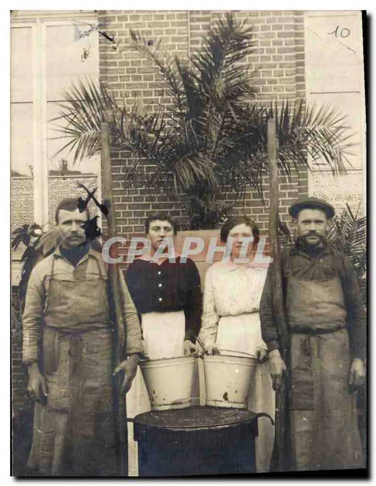 Quatro trabalhadores — diante de um muro de tijolos e uma palma — n°10 - Frente