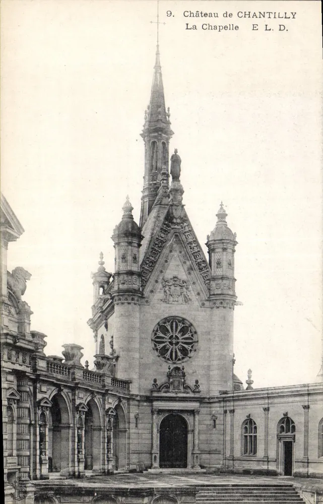Capela do Castelo de Chantilly — visão da fachada com roseira — E L D - Frente