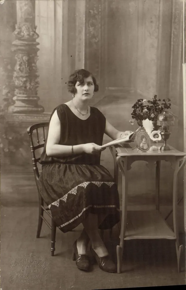 Jovem mulher em vestido preto — estúdio fotográfico — A. Ozon, Villars, Inglaterra - Frente
