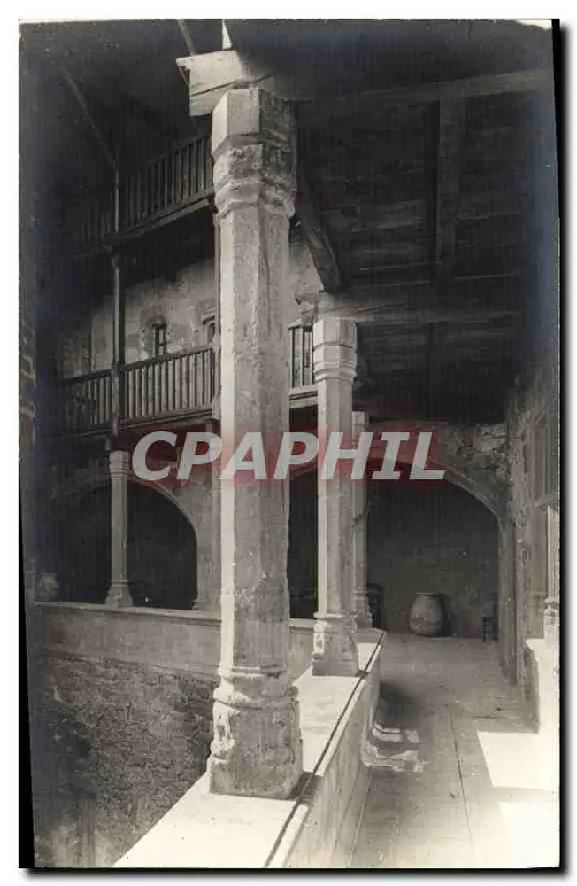 Cour intérieure d'un bâtiment ancien — colonnes sculptées et balcons en bois — éditeur non identifié - Frente