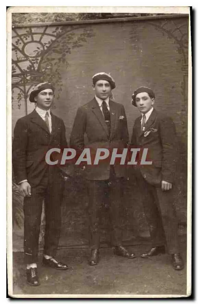 Três jovens homens em traje — estúdio fotográfico — editor desconhecido - Frente