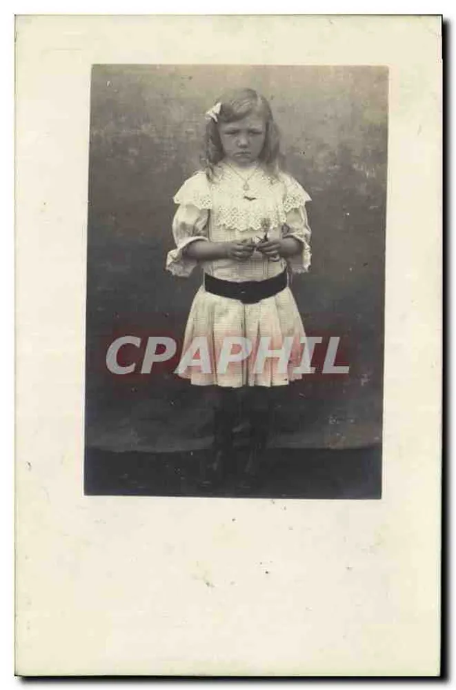 Menina com vestido de volantes — foto de estúdio — sem editor ou número visível - Frente