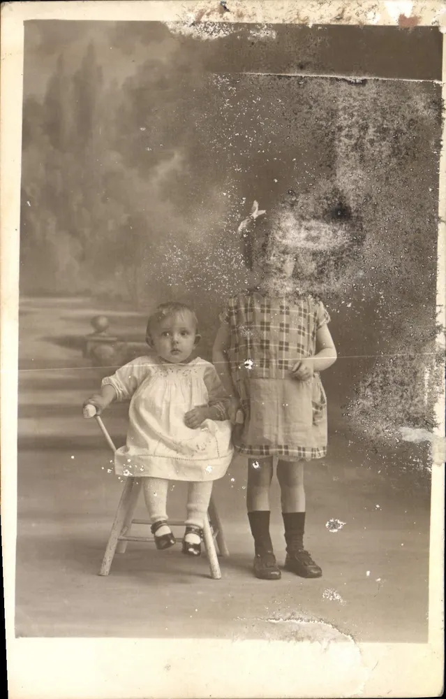 Dois crianças — estúdio fotográfico — M. Pervost, Gâtine-Montreau - Frente
