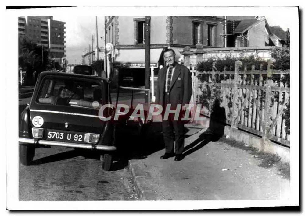 Homem diante de uma Renault 4CV — 5.6.70 - Frente