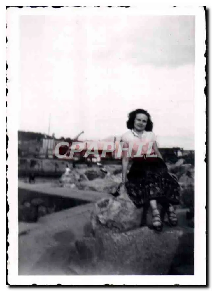 Mulher sentada em uma rocha — porto de Deauville — cerca de 1952 - Frente