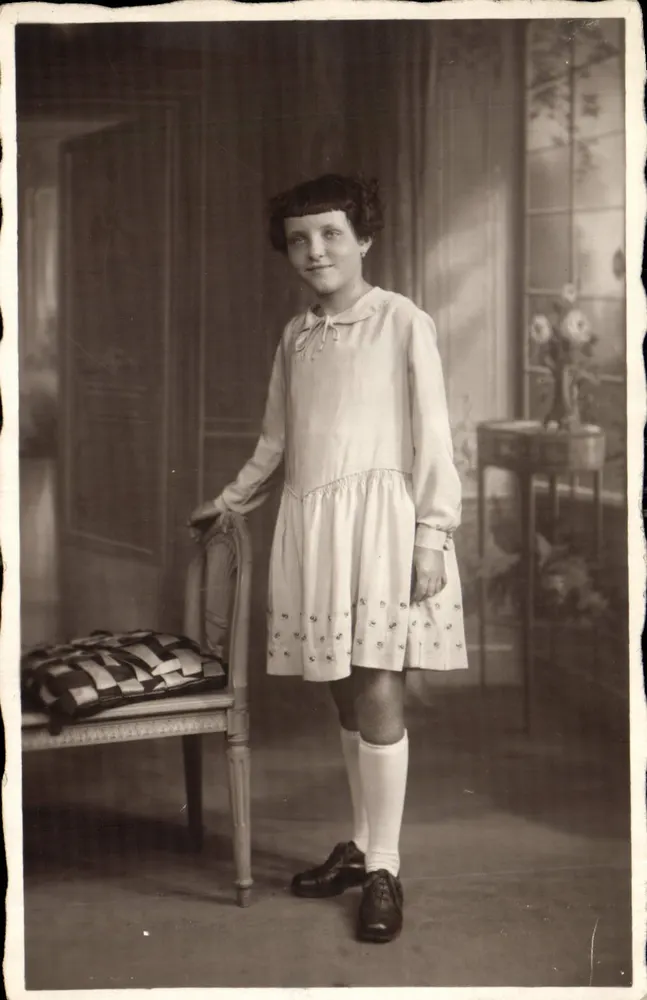 Mulher em vestido branco — estúdio - Frente