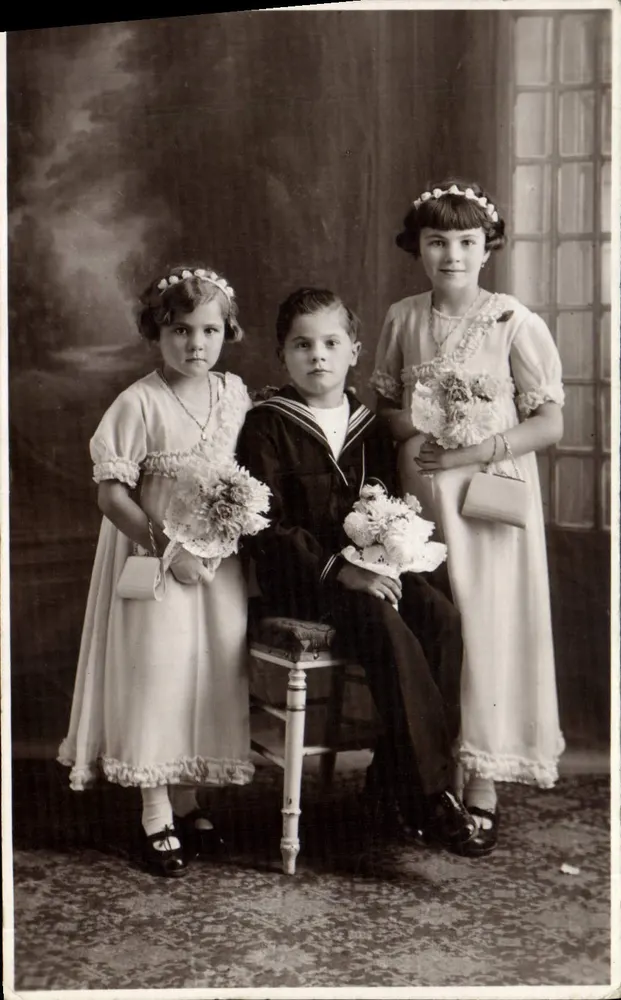 Drie kinderen in feestkleding — studiofoto - Voorkant