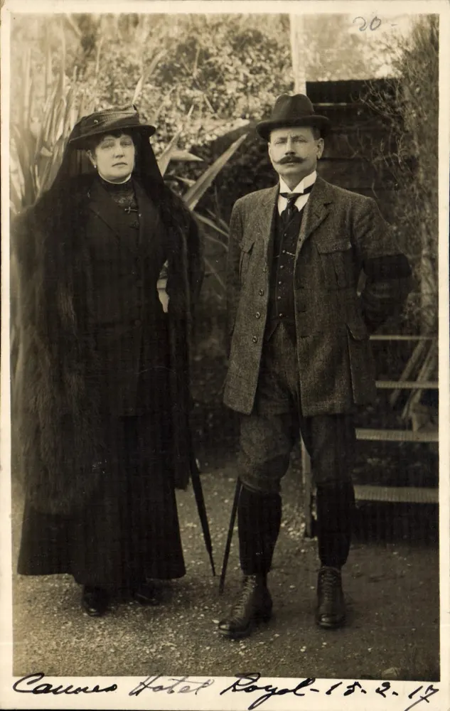 Cannes - Hotel Royal — casal diante de uma escada — fotografia de época - Frente