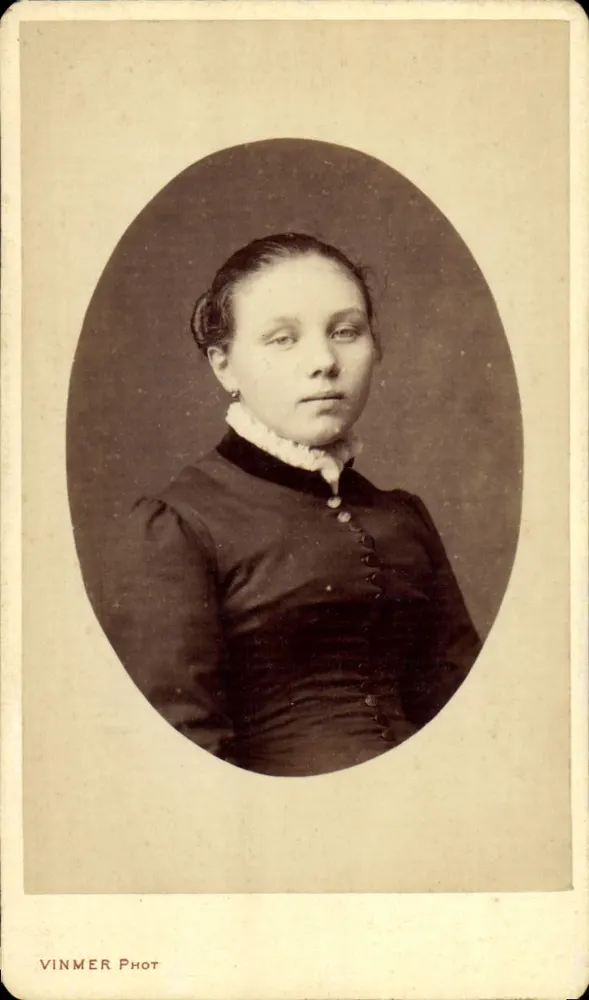 Porträt einer jungen Frau — Studio Vinmer — Serie Nr. 18.498 - Vorderseite