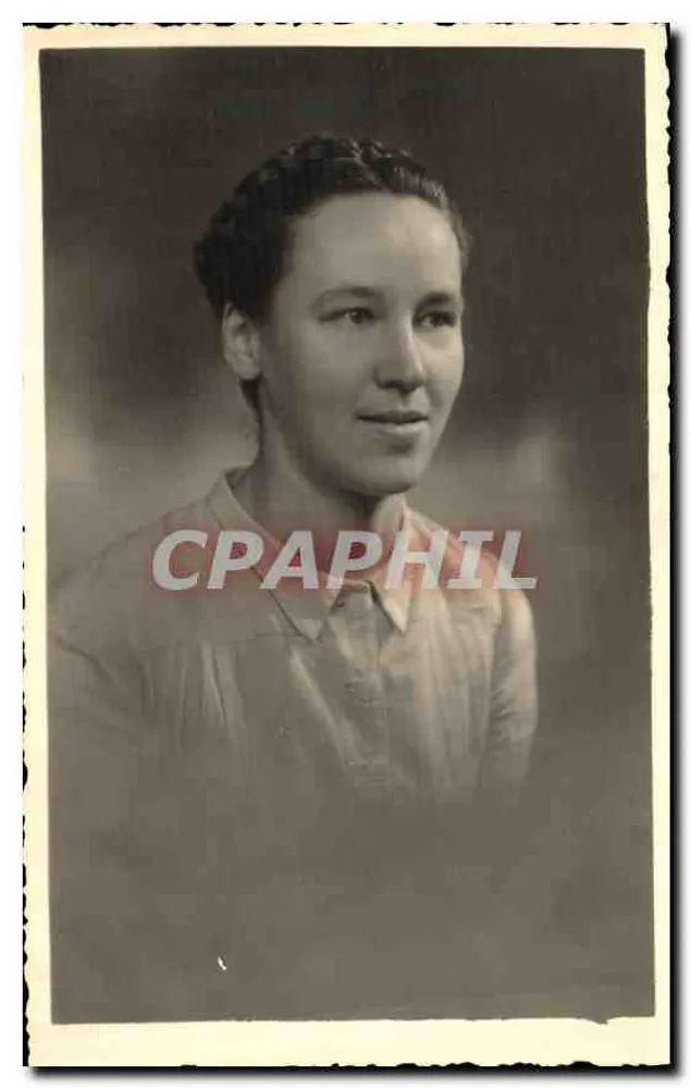 Jovem mulher — retrato de estúdio — datado em torno de 1943 - Frente