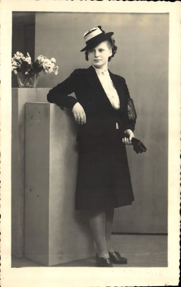 Mulher em traje elegante — Crételoville — editor Crételoville - Frente